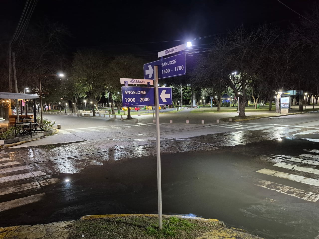 La Fontana Di Trevi, pero con mal olor: un desborde de aguas servidas inundó una esquina céntrica de Funes 